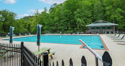 Mountain Community Home In Ellijay! Games, Private Hot Tub and Sunsets!