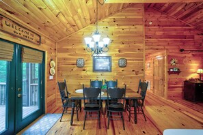 Stuga - flera sÀngar - bubbelpool - utsikt mot bergen (Heritage Hideaway 1) | Restauranger