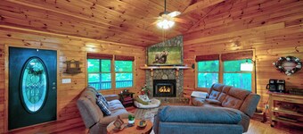 Mountain Community Home In Ellijay! Games, Private Hot Tub and Sunsets!