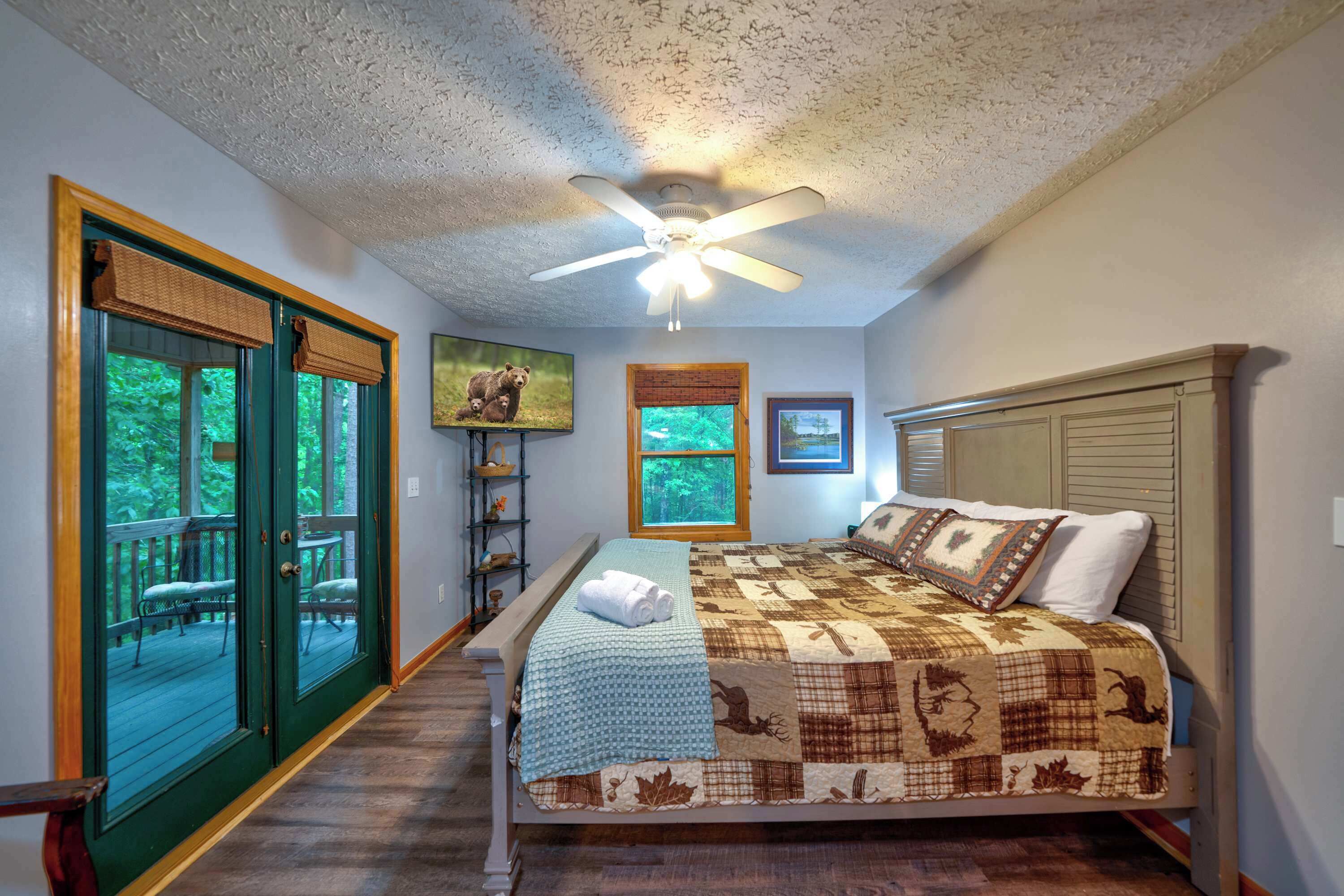 Cabin, Multiple Beds, Hot Tub, Mountain View (Heritage Hideaway 1) | 3 bedrooms, individually decorated, individually furnished, bed sheets