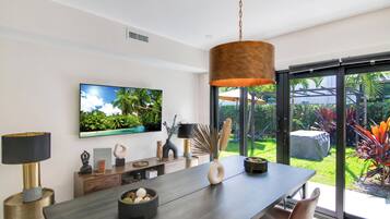 Casa, várias camas, varanda, vista para o jardim (Palm Paradise Estate) | Opções para refeição no quarto