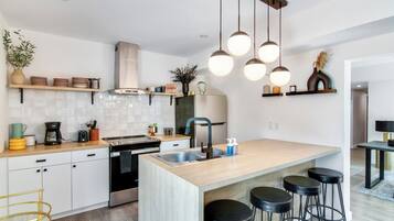 Casa, várias camas, varanda, vista para o jardim (Palm Paradise Estate) | Cozinha privada | Cafeteira/chaleira