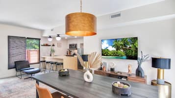 Casa, várias camas, varanda, vista para o jardim (Palm Paradise Estate) | Opções para refeição no quarto