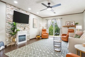 Appartamento, letti multipli, patio, vista giardino (Stone Creek Retreat) | Area soggiorno | TV a schermo piatto 42 pollici con canali digitali