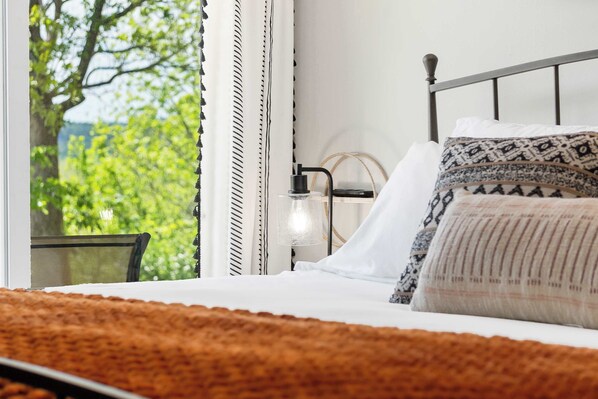 Apartment, Mehrere Betten, Terrasse, Gartenblick (Stone Creek Retreat) | 2 Schlafzimmer, individuell dekoriert, individuell eingerichtet