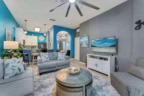 Apartamento, varias camas, balcón, vistas al jardín (Oasis Hideaway at Bahama Bay) | Zona de estar | Televisión de pantalla plana de 42 pulgadas con canales digitales