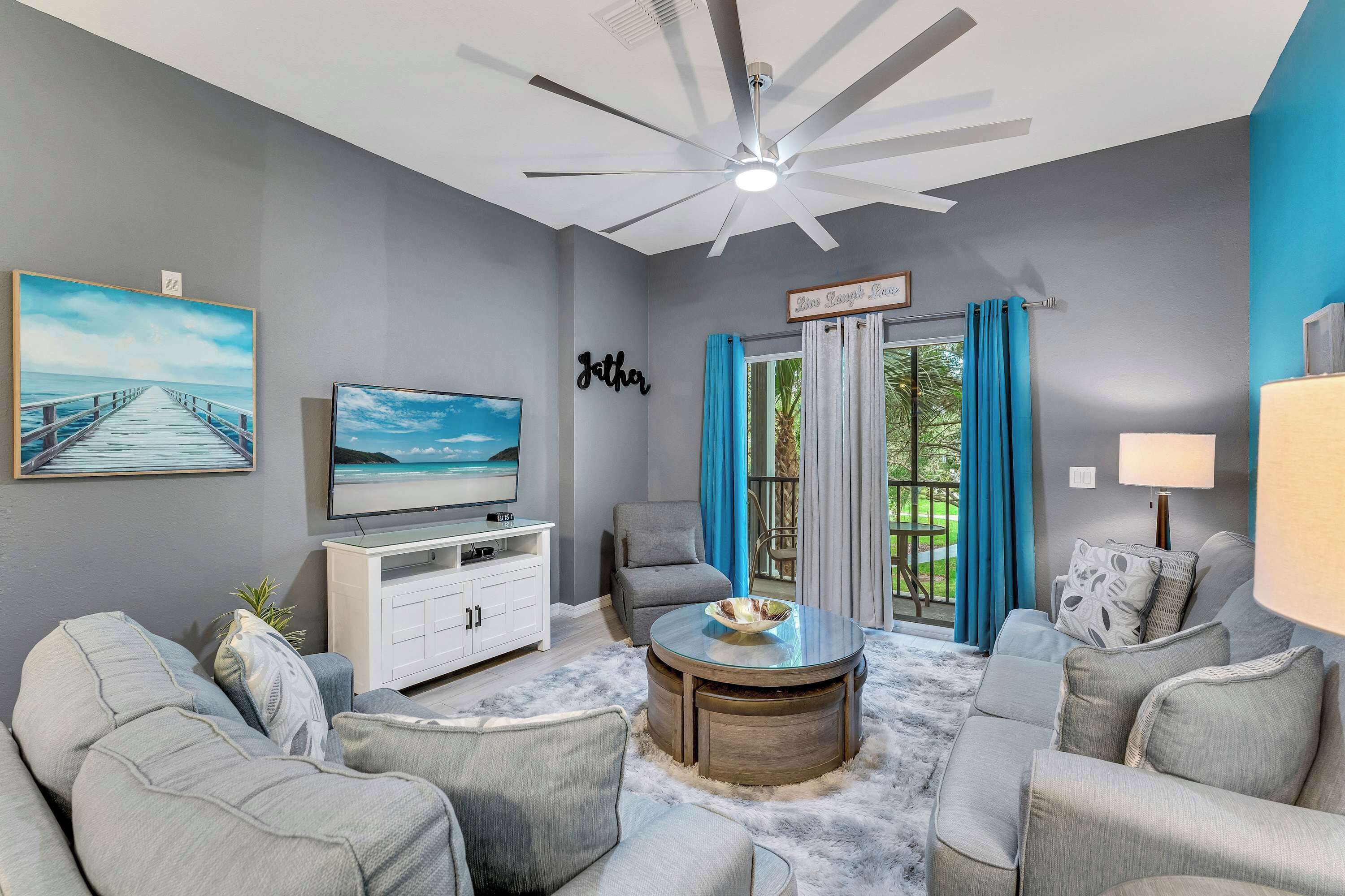 Condo, nhiều giường, ban công, quang cảnh vườn (Oasis Hideaway at Bahama Bay) | Khu phòng khách | TV màn hình phẳng 42-inch có truyền hình kỹ thuật số 