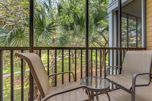 コンドミニアム ベッド (複数台) バルコニー ガーデンビュー (Oasis Hideaway at Bahama Bay) | 施設の敷地