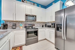 Apartamento, varias camas, balcón, vistas al jardín (Oasis Hideaway at Bahama Bay) | Cocina privada | Cafetera o tetera
