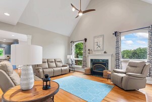 Casa de lujo, varias camas, acceso a la piscina, vistas a la piscina (Leeloo’s on the Lake) | Zona de estar | Televisión de pantalla plana de 50 pulgadas con canales digitales