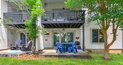 Charming Lakeside Condo - Moments to Lake Fun