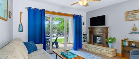 Condo, Plusieurs lits, patio, vue sur le jardin (Vickiâs Villa) | Aire de sĂ©jour | TĂ©lĂ©viseur Ă Ă©cran plat de 42 po avec tĂ©lĂ©vision numĂ©rique, foyer