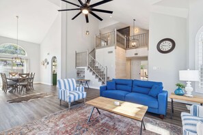 Talo, useita sänkyjä, pääsy uima-altaalle, näköala uima-altaalle (Red Mountain Retreat) | Oleskelualue | 50–tuumainen taulutelevisio, jossa digitaalikanavat