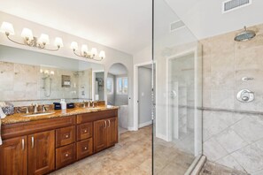 Ferienhaus, Mehrere Betten, Poolzugang, Poolblick (Red Mountain Retreat) | Badezimmer | Handtücher, Toilettenpapier