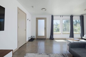 Studiosuite, 1 King-Bett | Wohnbereich | 42-Zoll-Flachbildfernseher mit Digitalempfang