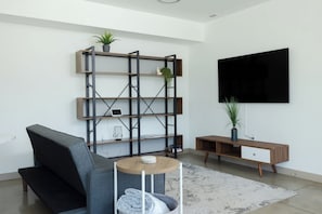 Studio Suite, 1 giường cỡ king | Khu phòng khách | TV màn hình phẳng 42-inch có truyền hình kỹ thuật số