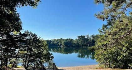 Cottage on Jenkins Pond