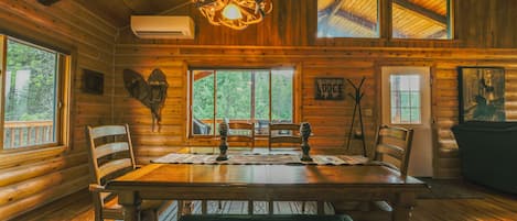 Kabin, Beberapa Tempat Tidur, perapian | Interior