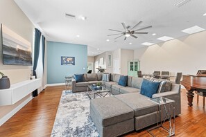 ハウス ベッド (複数台) バルコニー パーシャル オーシャン ビュー | リビング エリア