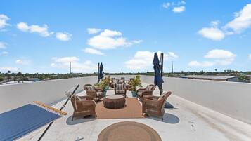 Rumah, Beberapa Tempat Tidur, balkon, pemandangan laut sebagian | Teras/patio