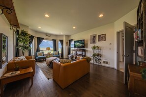 Ferienhaus, Mehrere Betten, Kamin, Bergblick | Wohnbereich | 42-Zoll-Flachbildfernseher mit Digitalempfang, Kamin