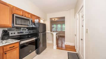 Apartment, 1 Queen Bed with Sofa bed, Kitchen, Garden View | Private kitchen | Coffee/tea maker