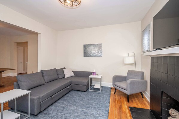 Apartment, 1 Queen-Bett und Schlafsofa, Küche, Gartenblick | Wohnbereich