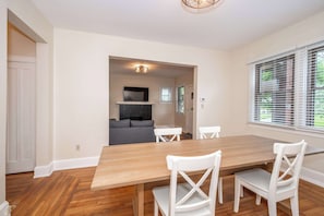 Apartment, 1Â Queen-Bett und Schlafsofa, KĂŒche, Gartenblick | Speisen
