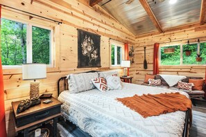 Hytte - flere senge - køkken (Cozy Cove Cabin) | 1 soveværelse, individuelt design, individuel indretning, skrivebord