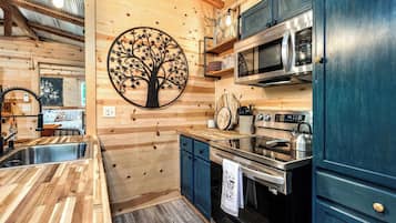 Cabin, nhiều giường, bếp (Cozy Cove Cabin) | Bếp riêng | Tủ lạnh, lò vi sóng, lò nướng, bếp nấu