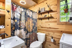 Hytte - flere senge - køkken (Cozy Cove Cabin) | Badeværelse | Bruser, hårtørrer, håndklæder