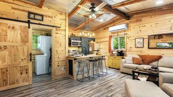 Kabin, Beberapa Tempat Tidur, dapur (Cozy Cove Cabin) | Area keluarga | Televisi layar datar 42-inci dengan saluran TV digital