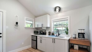 Suite monolocale, 1 letto queen, patio, vista giardino | Cucina privata