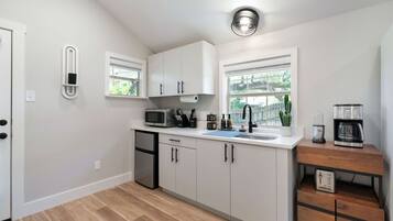 Studio Suite, 1 Queen Bed, Patio, Garden View | Private kitchen | Coffee/tea maker