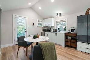 Studio Suite, 1 Queen Bed, Patio, Garden View | Private kitchen | Coffee/tea maker