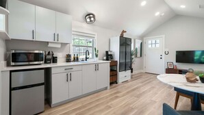 Suite monolocale, 1 letto queen, patio, vista giardino | Cucina privata