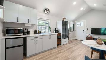 Studio Suite, 1 Queen Bed, Patio, Garden View | Private kitchen | Coffee/tea maker