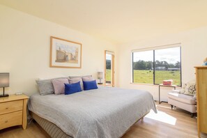 Hus, flere senger, spabadekar, havutsikt (Sea Drifter) | 2 soverom, individuelt dekorert, individuelt innredet og skrivebord