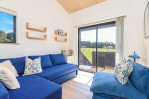 Hus, flere senger, spabadekar, havutsikt (Sea Drifter) | Oppholdsområde | En 42-tommers Flatskjerm-TV med digitale kanaler samt peis