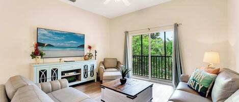 Townhome - flera sängar - balkong - utsikt mot trädgården (Timeless Magic at Bahama Bay) | Vardagsrum | 42-tums platt-tv med digitalkanaler
