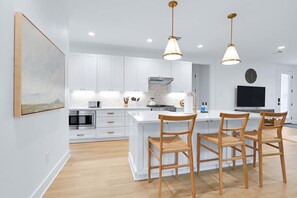 Maison, Plusieurs lits, patio, vue sur le jardin (Chic Modern Farm Haus) | Cuisine privée | Cafetière-théière