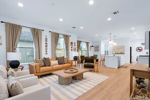 Casa, várias camas, varanda, vista para o jardim (Chic Modern Farm Haus) | Área de estar | TV de tela plana 50 polegadas com canais digitais
