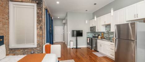 Apartment, 1 King Bed, Kitchen | Private kitchen | Coffee/tea maker