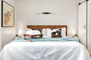 House, Multiple Beds, Hot Tub, Garden View | 3 bedrooms, individually decorated, individually furnished, bed sheets - Longhorn Landing (Canyon Lake)