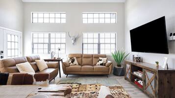 House, Multiple Beds, Hot Tub, Garden View | Living area