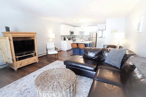 Appartement, 1 queensize bed met slaapbank, balkon, uitzicht op bergen (Sun Sung Cozy Condo) | Woonruimte | Een 42-inch flatscreentelevisie met digitale zenders en een open haard
