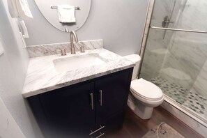Appartement, 1 queensize bed met slaapbank, balkon, uitzicht op bergen (Sun Sung Cozy Condo) | Badkamer | Een douche, een haardroger, handdoeken