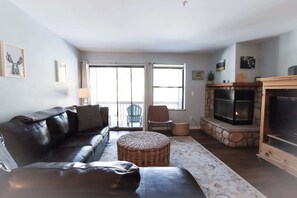 Apartment, 1 Queen-Bett und Schlafsofa, Balkon, Bergblick (Sun Sung Cozy Condo) | Wohnbereich | 42-Zoll-Flachbildfernseher mit Digitalempfang, Kamin