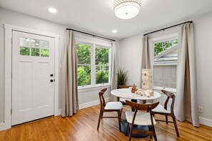 Ferienhaus, Mehrere Betten, Küche, Gartenblick (Deep in the Heart of SoCo) | Speisen