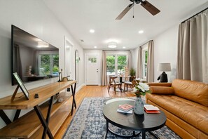 منزل - عدة أسرّة - بمطبخ - منظر للحديقة (Deep in the Heart of SoCo) | منطقة المعيشة | تلفزيون بشاشة مسطحة بحجم 42-بوصة يعرض قنوات تلفزيونية رقمية